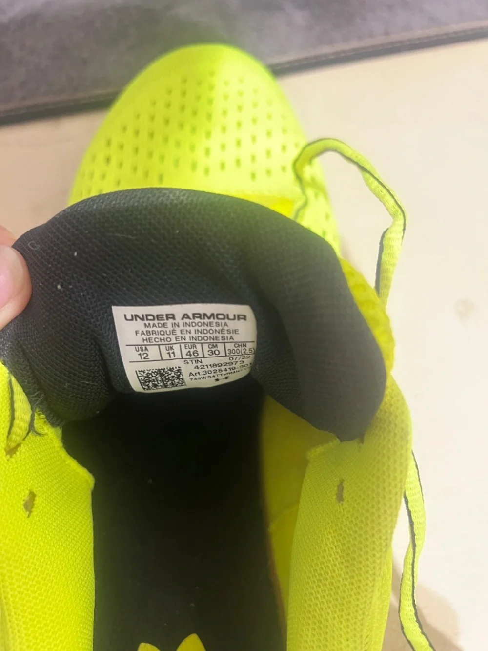 UNDER ARMOUR Mens size 12 Yellow Sneaker